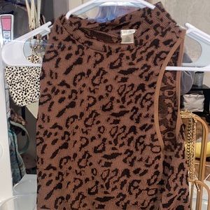 i’m selling this very cute workout//anyday tank so cute!! wore 2!🤎